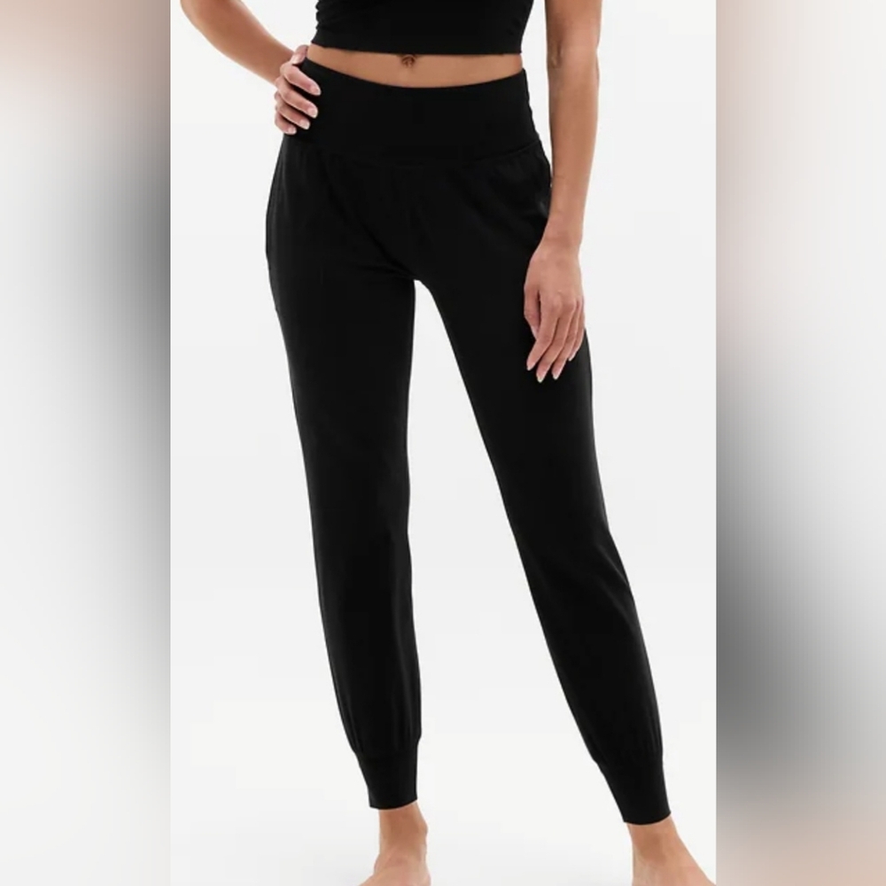 Athleta Medium High Rise Black Salutation Jogger Pants Athletic Pilates Yoga